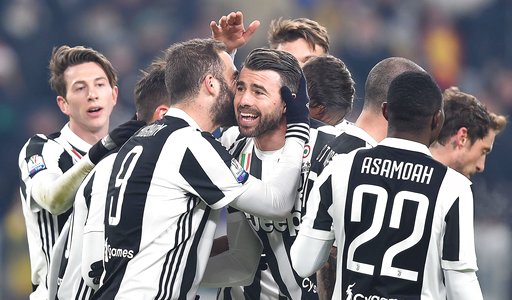 Juventus ăn mừng chiến thắng 2-0 trước Genoa