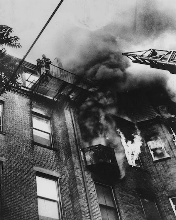 nhói lòng bức ảnh cả 2 mẹ con rơi ra từ chung cư tòa nhà đang bốc cháy