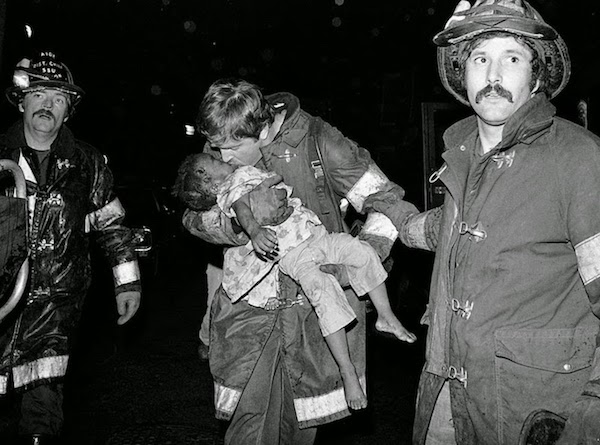 nhói lòng bức ảnh cả 2 mẹ con rơi ra từ chung cư tòa nhà đang bốc cháy