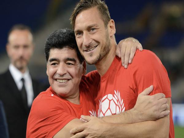 Bóng đá trưa 17/12: Totti đánh giá Messi kém Maradona