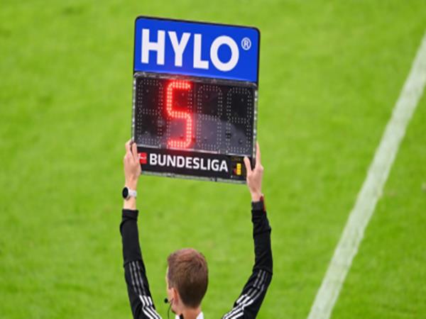 Vì sao trận đấu có nhiều phút bù giờ?